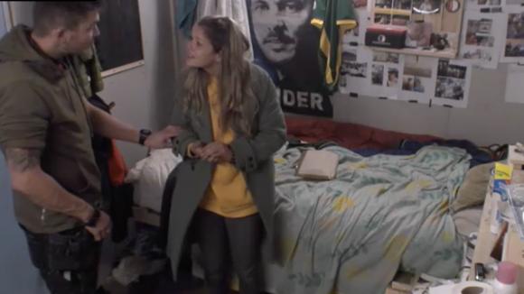 Lotus vind het moeilijk Mike zijn aanbod aan te nemen