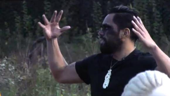 De bewoners krijgen een Haka workshop