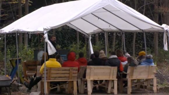 De bewoners gaan een dans instuderen en hebben weer schooltopia