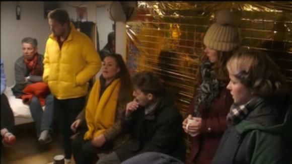 De bewoners uit Utopia 2 krijgen een zwarte envelop met een bijzondere uitnodiging