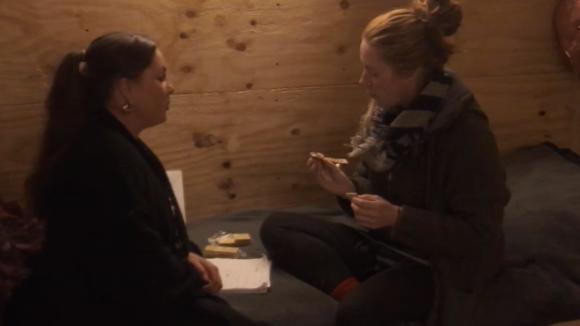 Een aantal bewoners solliciteert bij Merel voor een functie in het financiële team