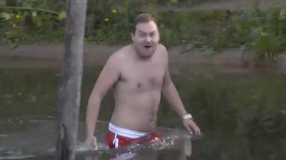 Gerrit krijgt alvast een voorproefje van zijn straf, mocht hij toenadering zoeken met Shelley