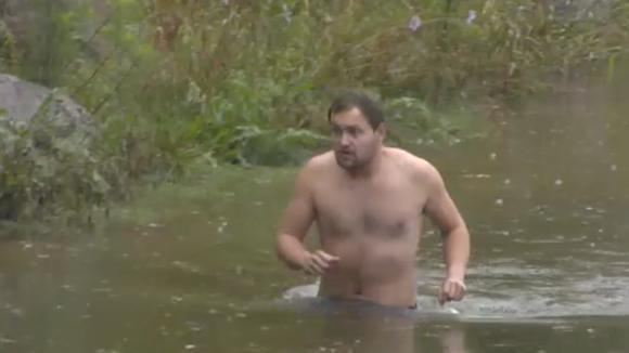 Gerrit moet als straf de vijver in omdat hij intiem is geweest met Shelley