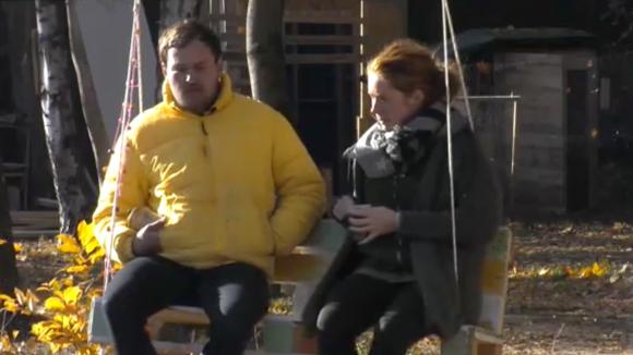 Hikse en Gerrit bespreken het contract tussen Shelley en Brenda