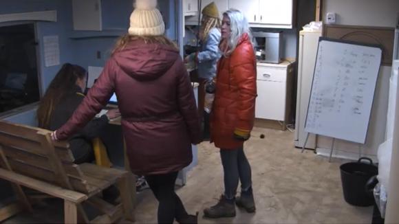 Hiske krijgt de telefoon niet en spreekt haar mede bewoners aan