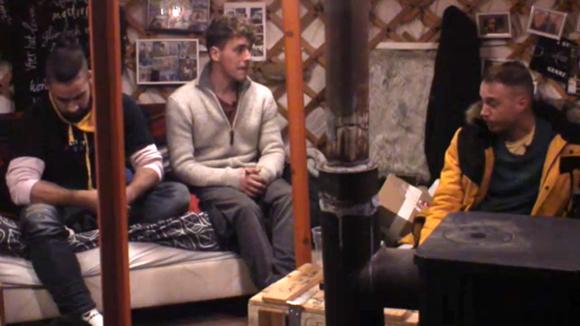 Joaquin, Gerrit en Timothy praten met Brandon over hun financiële plan