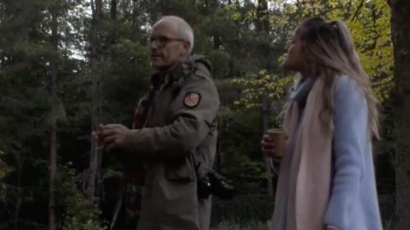 Lotus wil een parfumlijn opzetten en krijgt bezoek van een boomhuttenbouwer