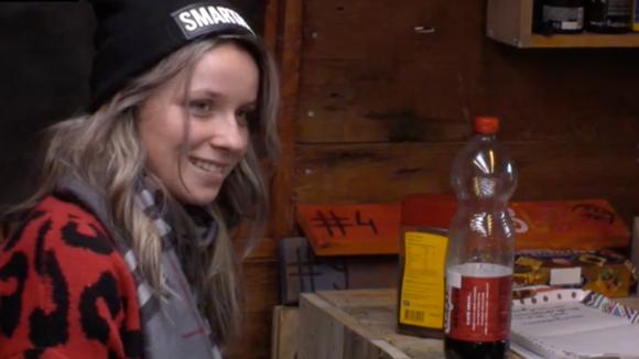 Merel en Jessie willen het vanavond gezellig maken en hebben een goed idee