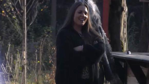 Merel regelt een spoedvergadering over de financiën