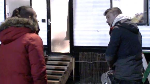 Mike heeft ruzie met Joaquin omdat hij zich in een discussie mengt