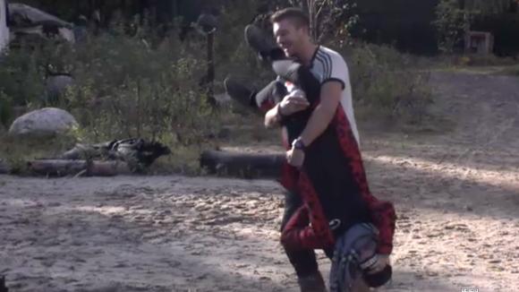 Mike wil Jessie op een bijzondere manier een oppepper geven