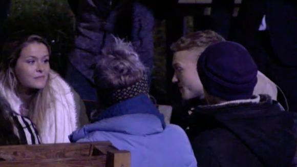 Singer-songwriter Paul Sinha beoordeeld de creaties van een aantal Utopianen