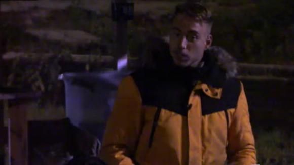 Timothy legt zijn plannen rondom de financiën aan de groep voor