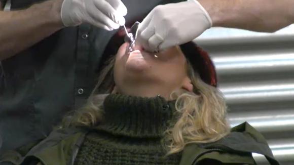 Er komen tandartsen in Utopia 2, om te kijken wie zijn tanden kan laten bleken