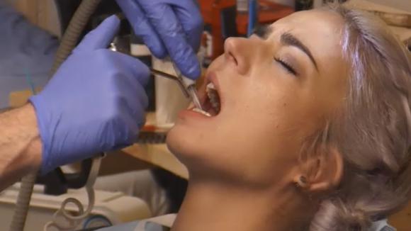 De tandarts is op bezoek in Utopia 2