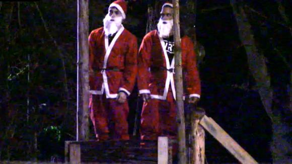 Joaquin en Timothy hebben zich laat op de avond verkleed als kerstmannen