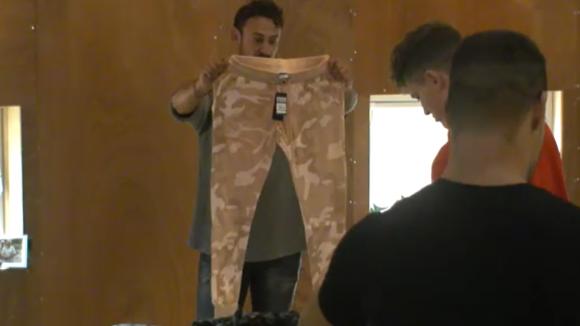 Brandon, Joaquin en Jessie pakken de kleding voor de kledinglijn uit