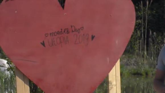 De bewoners schrijven een boodschap op een hart