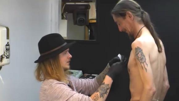 Dave krijgt eindelijk zijn tattoo, wat zal het worden?