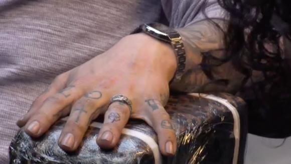 Dylan laat ter promotie van de opening voor de tattoo shop een tatoeage op zijn hand zetten