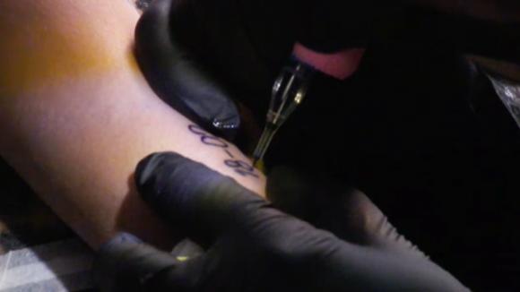 Franny laat haar verlovingsdatum tatoeëren door Kaylee