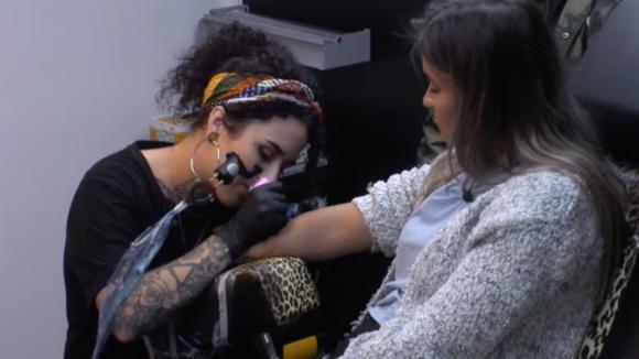 Franny krijgt een tattoo van Kaylee