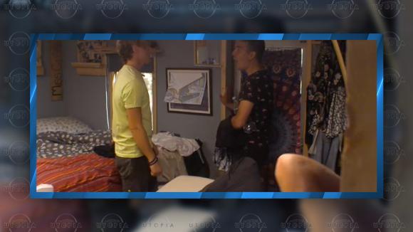 Jordie helpt Brandon met het stijlen van zijn kleding voor zijn naderende date