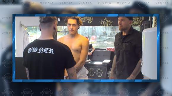 Brandon laat een tatoeage zetten door een bekende Nederlander