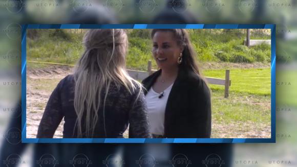 Mariska praat met Merel over de bodypaint van Alexandra